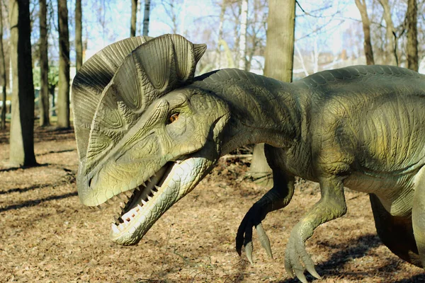 Parktaki korkunç dinozorlar, büyük dişli yırtıcılar, insan yok.