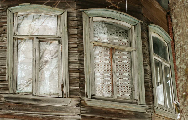 Russisches Traditionelles Holzhaus Dorf Fenster Mit Geschnitzten Verkleidungsbrettern Keine Person — Stockfoto