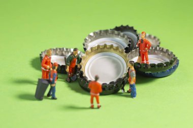 Minyatür çöpçü bira kapaklarını geri dönüşüm ve yeniden kullanım için ayırıyor 