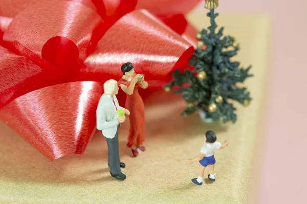 Padres Miniatura Celebrando Navidad Con Pequeño Niño Encima Una Caja — Foto de Stock