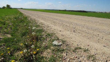 Uzak mesafelere uzanan toprak yol