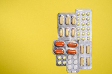 Sarı arka planda parlak haplar. Virüs için ilaçlar. İlaçlar.