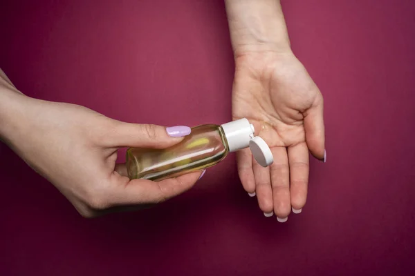 Agente Antibacteriano Aplicado Mãos Femininas Higiene Fundo Colorido — Fotografia de Stock