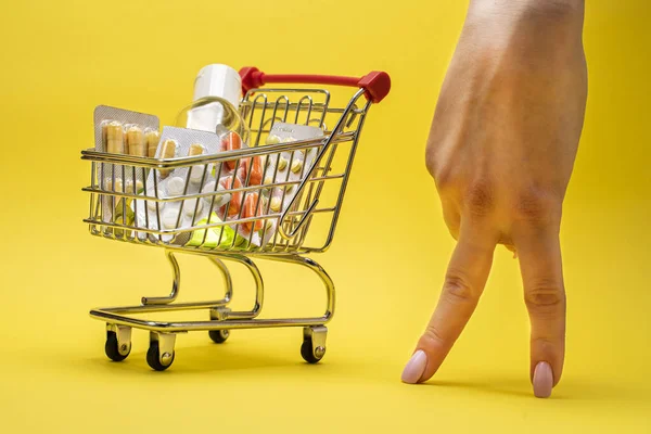 Carrinho Compras Com Comprimidos Séptico Miniatura Mãos Femininas Fundo Amarelo — Fotografia de Stock