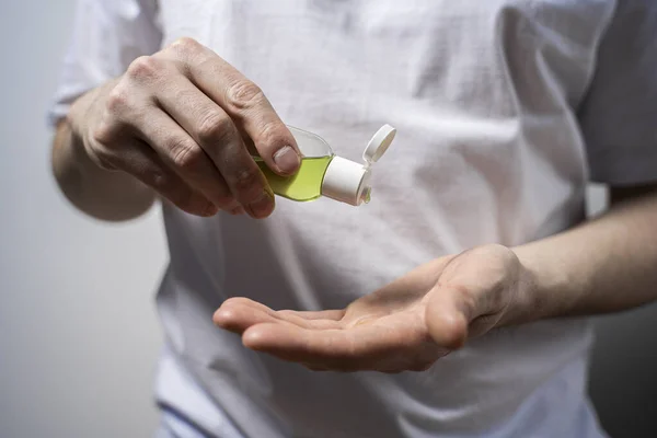 Mãos Masculinas Segurar Séptico Tratamento Mão Com Uma Gota Gel — Fotografia de Stock