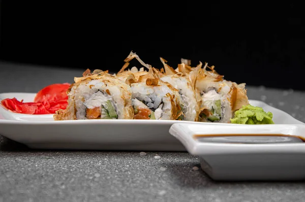 Rollos Con Copos Atún Pescado Rojo Plato Blanco Red Ginger — Foto de Stock