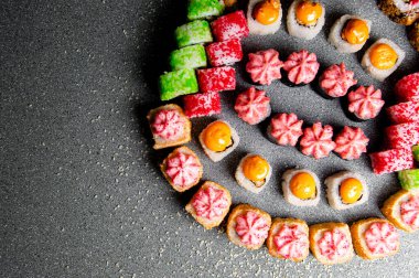 Yarım paket makarna ve suşi. Sostan şapka. Pişmiş ekmek.. 