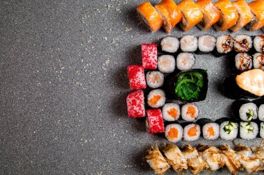 Büyük bir sette balık ve ton balıklı patates kızartması. Gri arka plan. Menü için fotoğraf