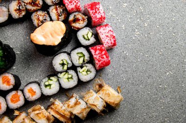 Büyük bir sette balık ve ton balıklı patates kızartması. Gri arka plan. Menü için fotoğraf