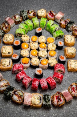 Çeşitli dürüm ve suşi seti. Sostan şapka. Pişmiş ekmek. Yukarıdan görüntüle