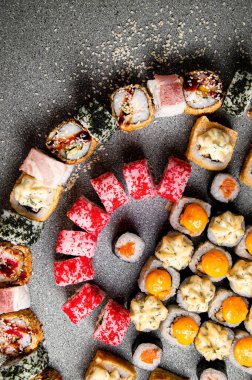 Çeşitli dürüm ve suşi seti. Sostan şapka. Pişmiş ekmek. Yukarıdan görüntüle