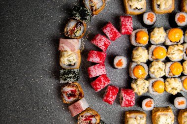 Çeşitli dürüm ve suşi seti. Sostan şapka. Pişmiş ekmek. Yukarıdan görüntüle