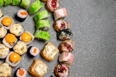 Büyük bir rulo ve suşi seti. Sostan şapka. Pişmiş ekmek. Yakın plan.