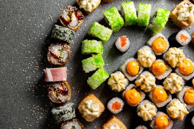 Büyük bir rulo ve suşi seti. Sostan şapka. Pişmiş ekmek. Yakın plan.