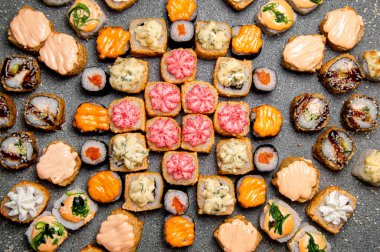 Yarım paket makarna ve suşi. Sostan şapka. Pişmiş ekmek. Yakın plan.