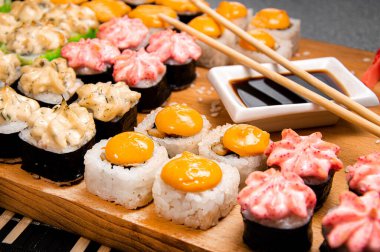 Fırında rulo. Soya soslu fincan. Çin çubukları. Menü için fotoğraf.