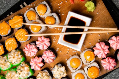 Fırında rulo. Soya soslu fincan. Çin çubukları. Menü için fotoğraf.