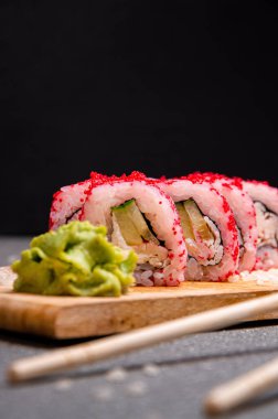 Ahşap bir stantta kırmızı havyarla yuvarlanıyor. Menü için fotoğraf