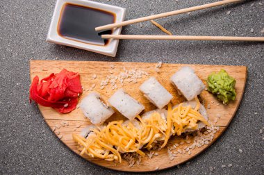 Rendelenmiş peynir ve tavuklu beyaz rulo. Tahta tezgah. Menü için fotoğraf