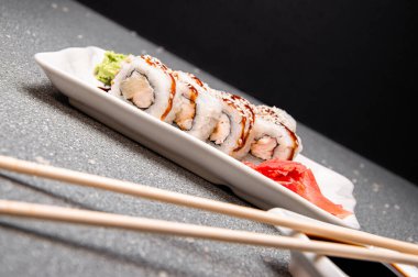 Sos ve susam tohumlu beyaz rulo. Beyaz bardak. Kızıl kızıl