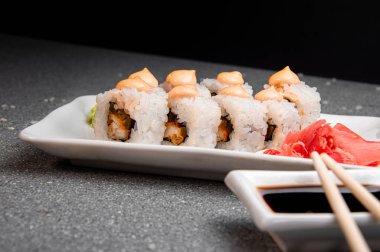 Tütsülenmiş tavuk ve taze sos. Beyaz cam tabaklar. Menü için fotoğraf