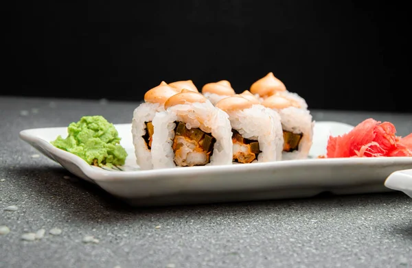 Tütsülenmiş tavuk ve taze sos. Beyaz cam tabaklar. Menü için fotoğraf