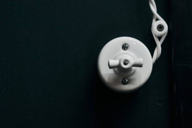 Klasik beyaz ışık düğmesi. Mod anahtarı kolu. Eski zemin.                           