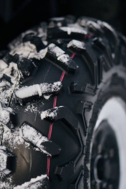 ATV off-road lastiği karda. Koruyucunun yakın çekimi.