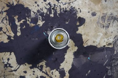 Yüzeyde mor boya lekeleri var. Boyalı sprey kutu.