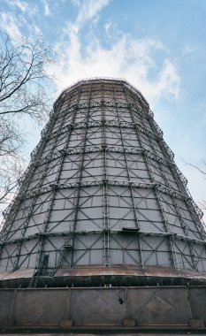 Fabrikanın içindeki büyük boru.