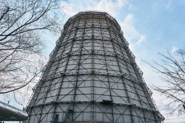 Fabrikanın içinde büyük bir boru var. Isıtma istasyonu..