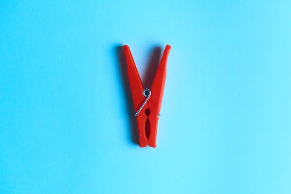 Red Clothespin Blue Background Object Center Picture Household — Stock Photo, Image