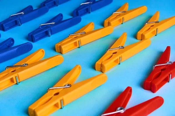 Las Telas Multicolores Sobre Fondo Azul Encuentran Rows Bright Objects — Foto de Stock