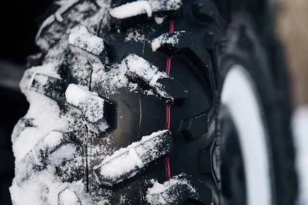 雪の中でAtvオフロードタイヤ — ストック写真