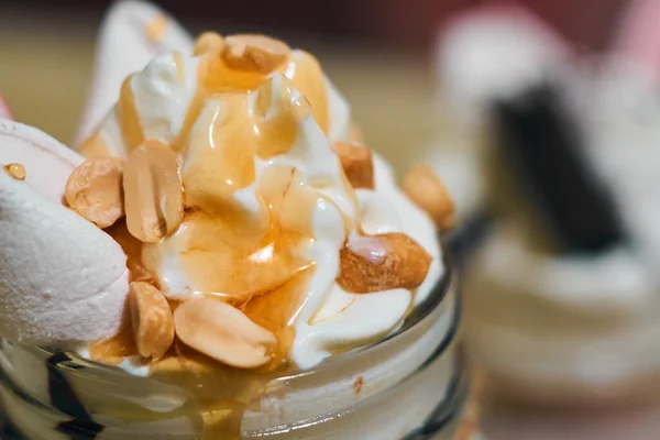 Vanilleeis Mit Erdnusssirup Und Nüssen Ein Schönes Und Köstliches Dessert — Stockfoto
