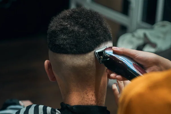 Coiffeur Coupe Temple Jeune Homme Bouclé Avec Une Tondeuse Cheveux — Photo