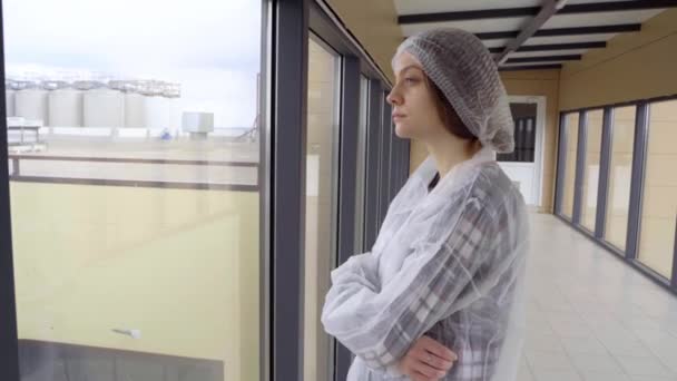 Jong, mooi meisje in een medische jas en hoed. — Stockvideo