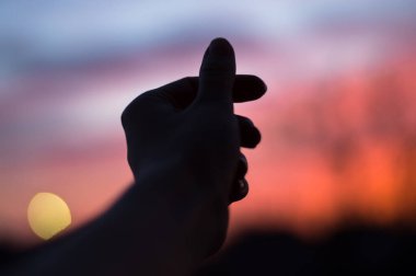 Bozkırda güzel, parlak gün batımı