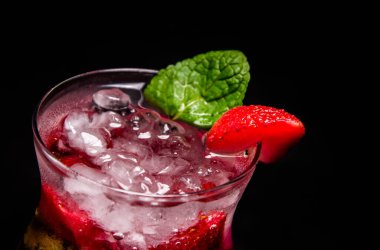 Limonlu Berry Mojito. Yakın plan çilek, nane ve buz. İzole edilmiş siyah arka planda güzel bir kokteyl..