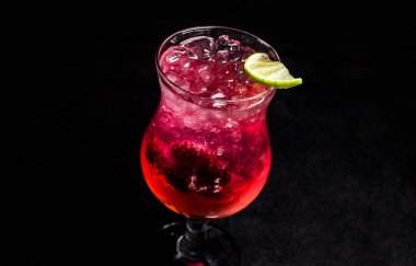 Böğürtlenli, buzlu ve limonlu pembe kokteyl..