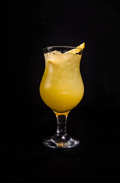 Cóctel Alcohólico Tropical Jugo Piña Mezclado Con Vodka Decorado Con —  Fotos de Stock