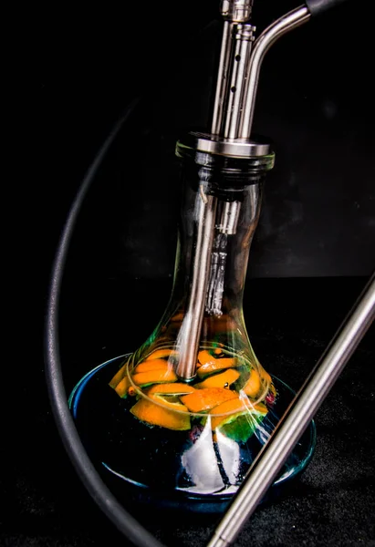 Nargile şişesinde portakal dilimleri. Mavi şurup. Turunçgil kokteyli. metal shisha