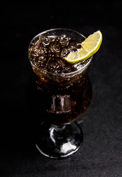 Whiskey Und Cola Cocktail Ein Glas Mit Einem Getränk Auf — Stockfoto