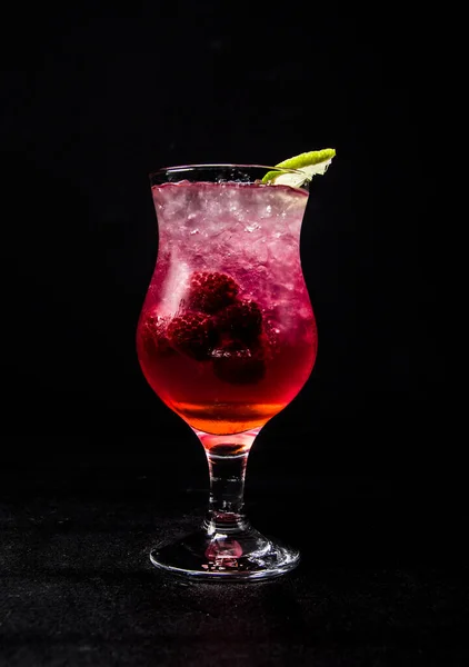 Böğürtlenli, buzlu ve limonlu pembe kokteyl..