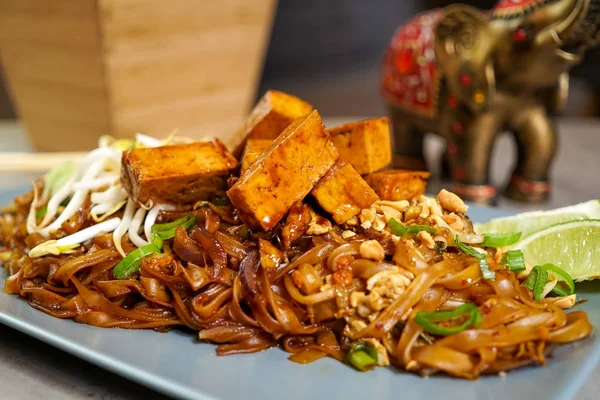 Comida asiática em um restaurante — Fotografia de Stock