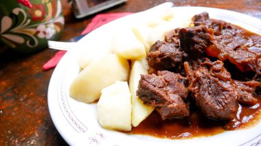 Restoranda sığır eti.