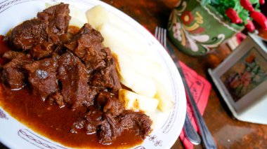 Restoranda sığır eti.