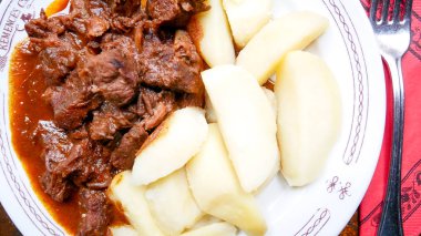 Restoranda sığır eti.