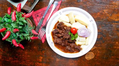 Restoranda sığır eti.