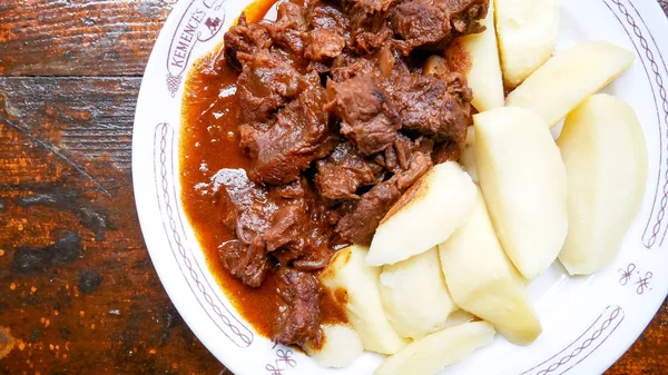 Rundvleesgerecht in een restaurant — Stockfoto